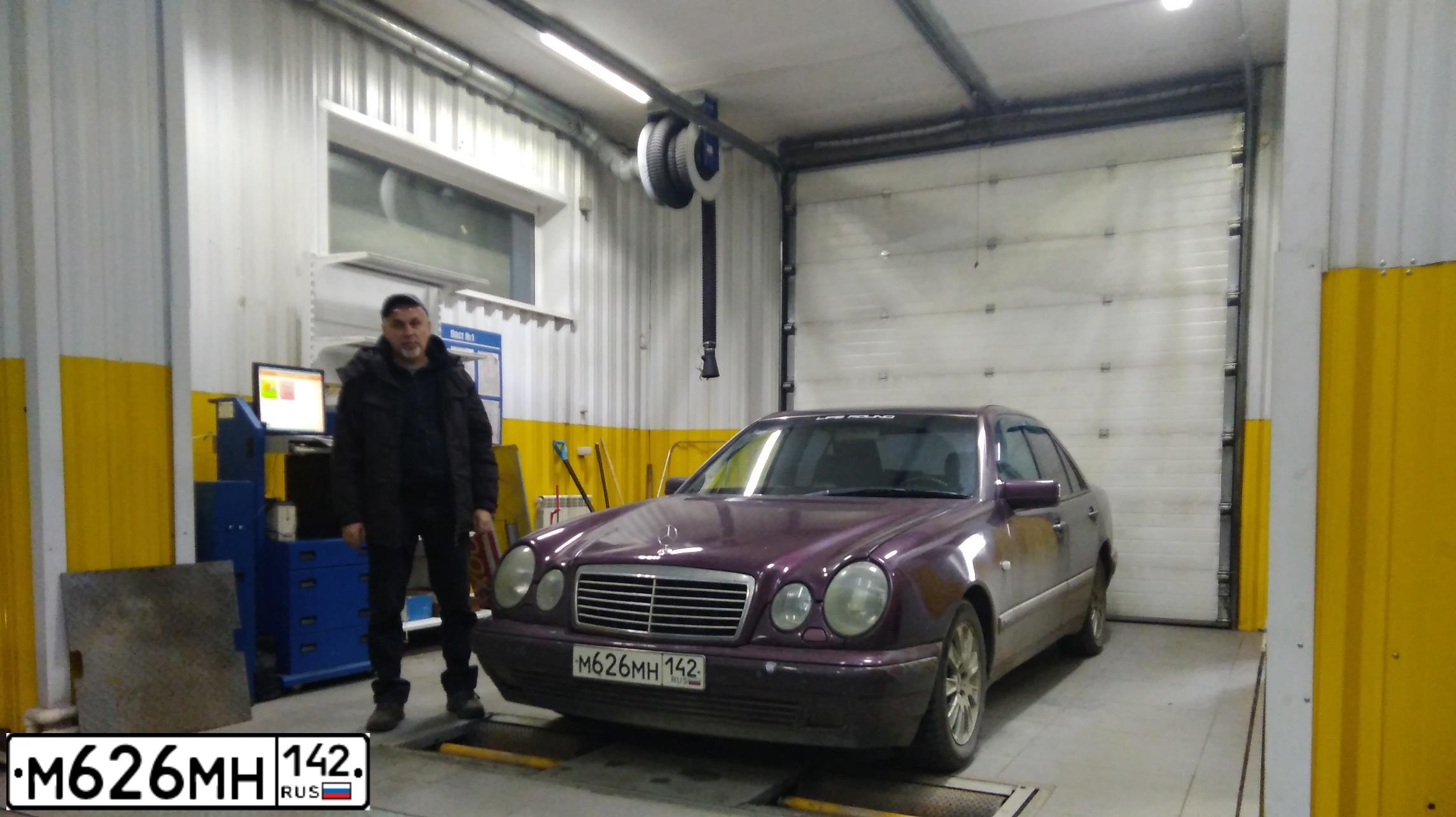 Фото автомобиля MERCEDES E-KLASSE, 1998 — госномер Е800ОР70. Цвет: ВИШНЕВЫЙ