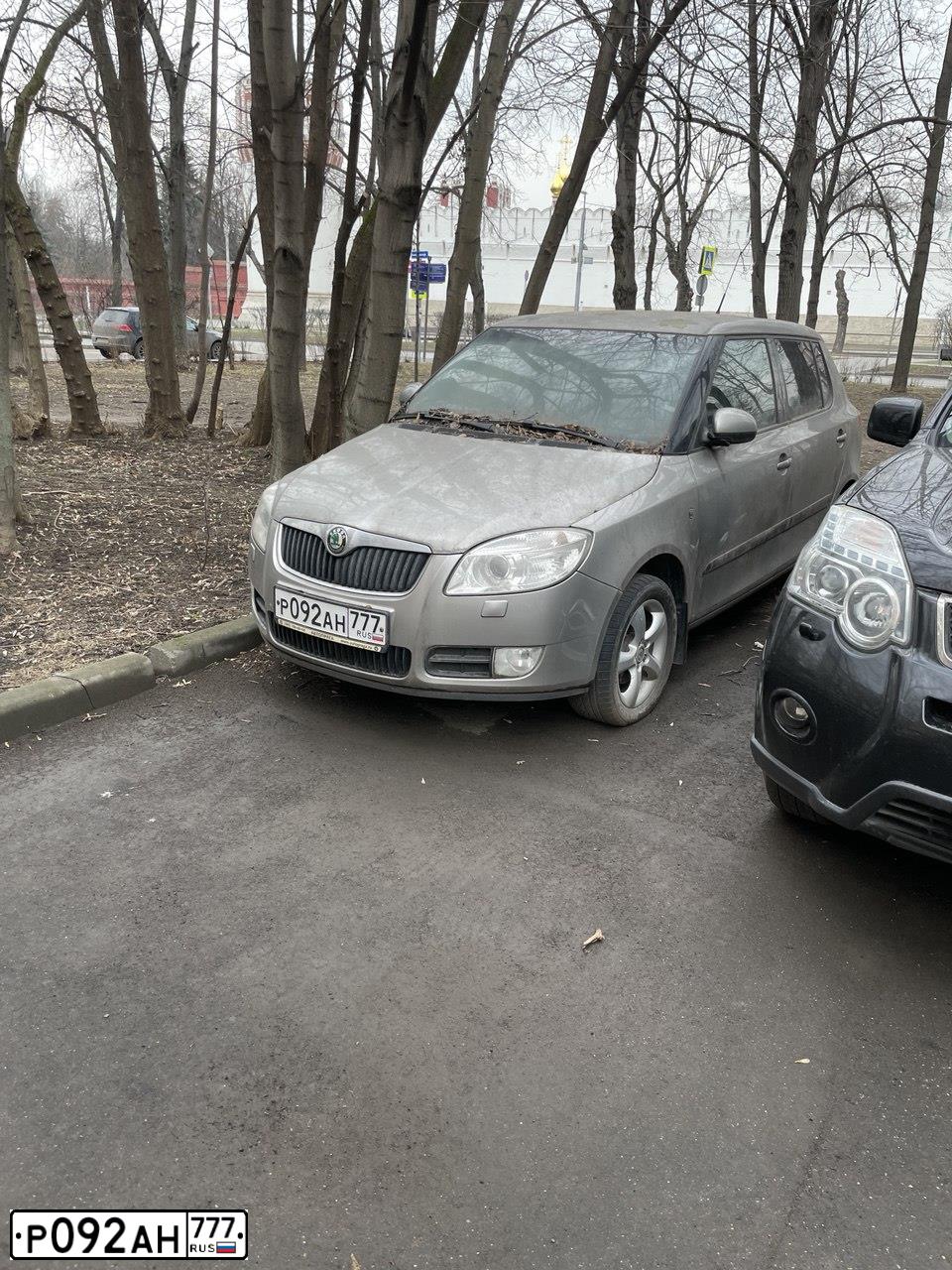 Фото автомобиля SKODA FABIA, 2009 — госномер Р092АН777. Цвет: СЕРЫЙ