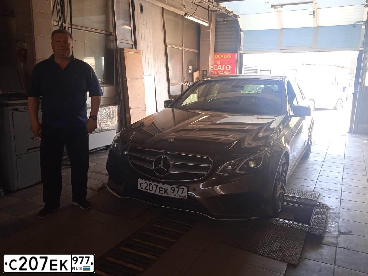 Фото автомобиля MERCEDES E-KLASSE, 2013 — госномер С207ЕК977. Цвет: Коричневый