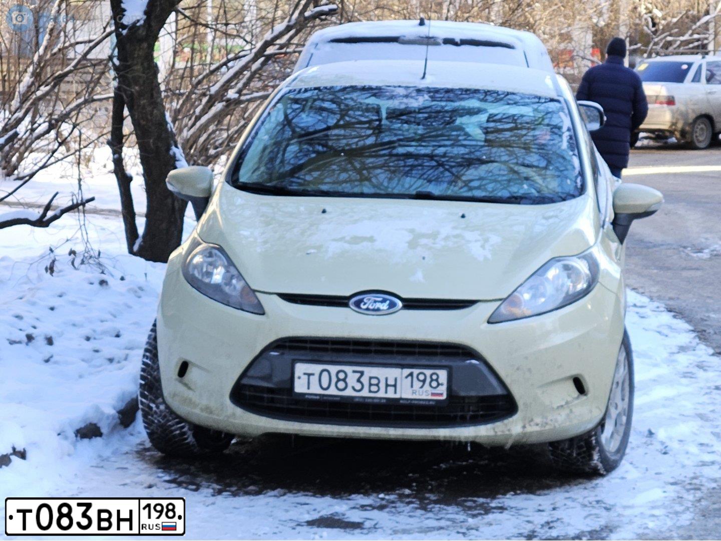 Фото автомобиля FORD FIESTA / ASPIRE, 2009 — госномер Т083ВН198. Цвет: ЖЕЛТО-САЛАТОВЫЙ
