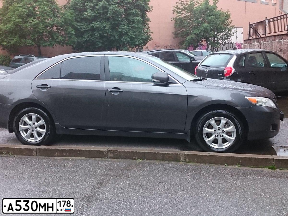 Фото автомобиля TOYOTA CAMRY, 2010 — госномер Е735АО250. Цвет: СЕРЫЙ МЕТАЛЛИК
