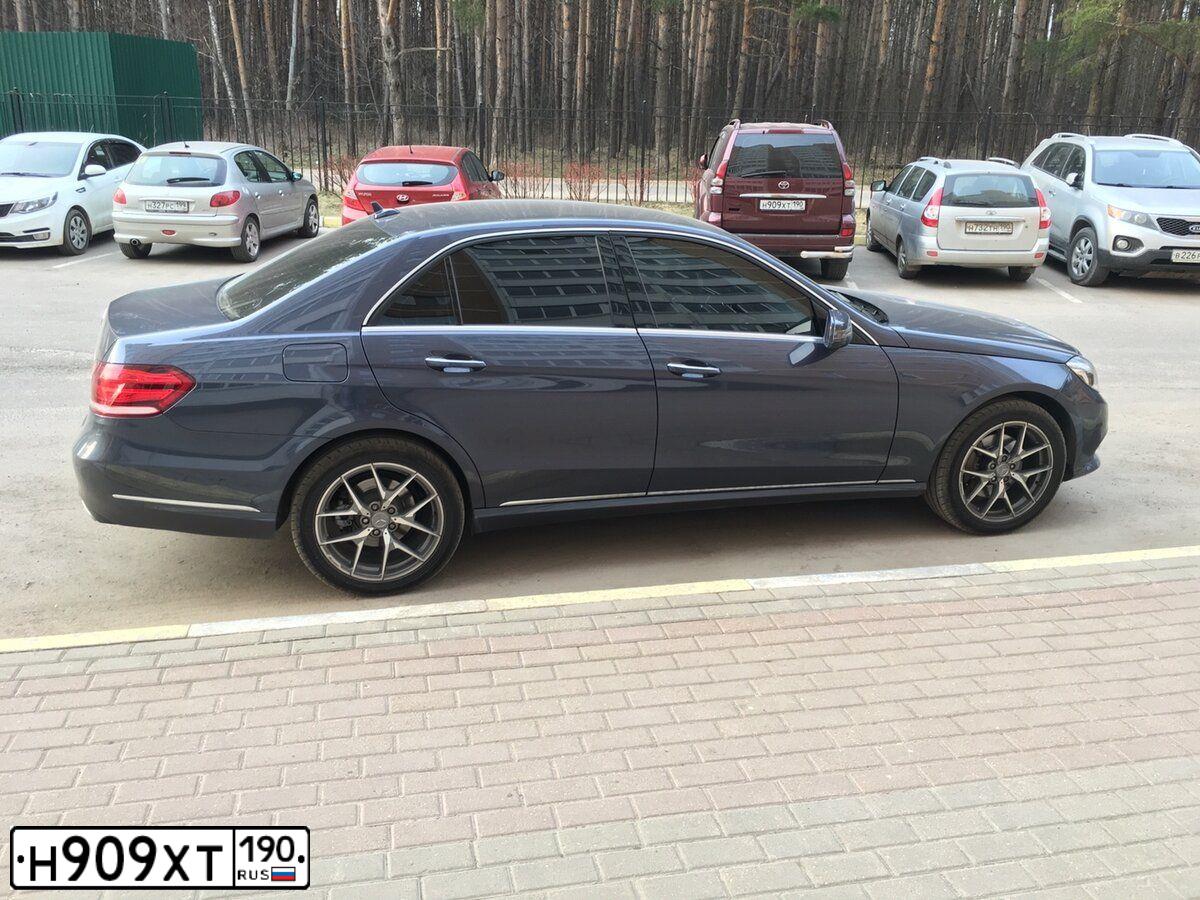 Фото автомобиля MITSUBISHI CARISMA, 1997 — госномер Н909ХТ190. Цвет: ЧЕРНЫЙ