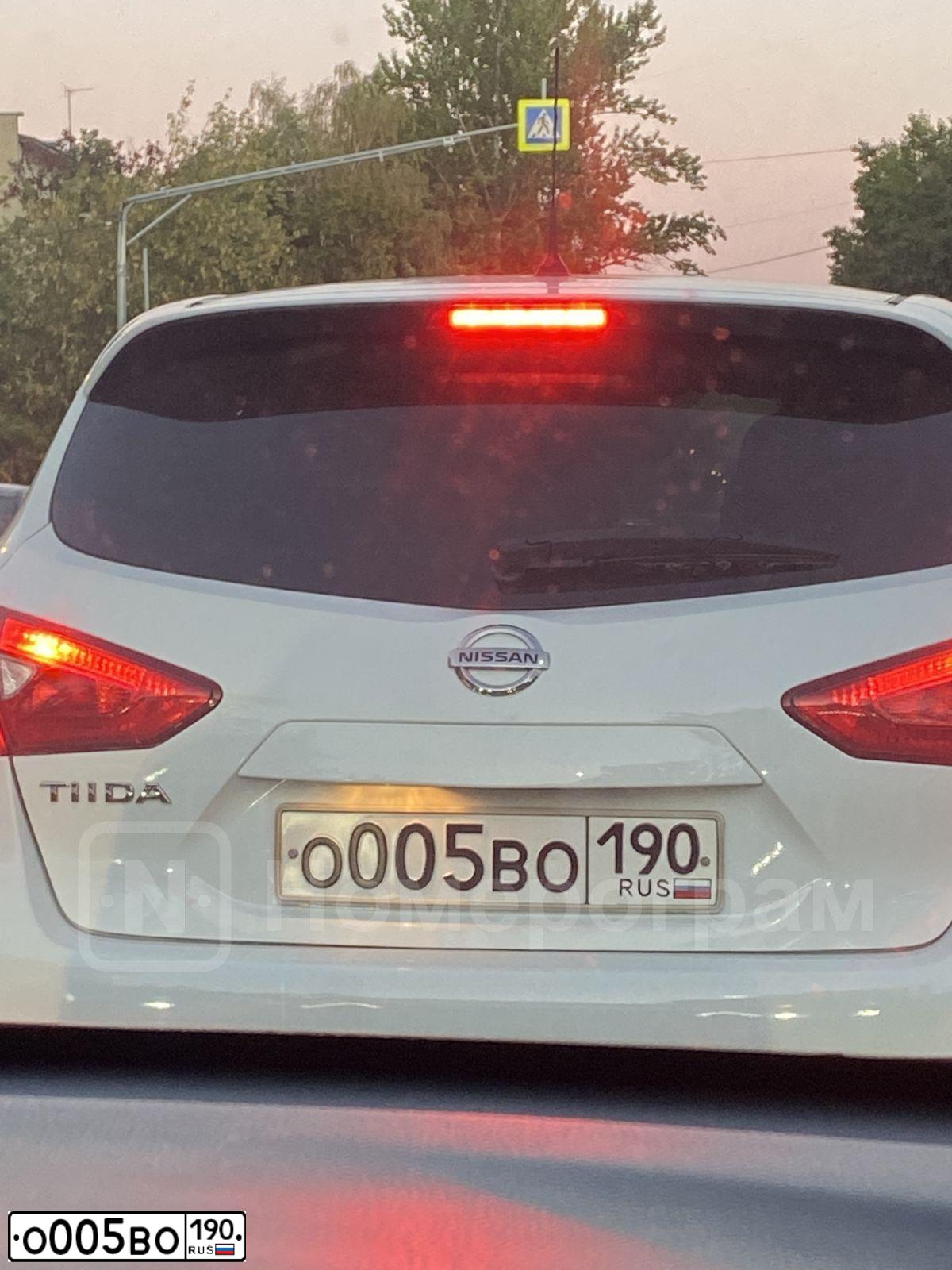 Фото автомобиля NISSAN TIIDA, 2015 — госномер О005ВО190. Цвет: Белый