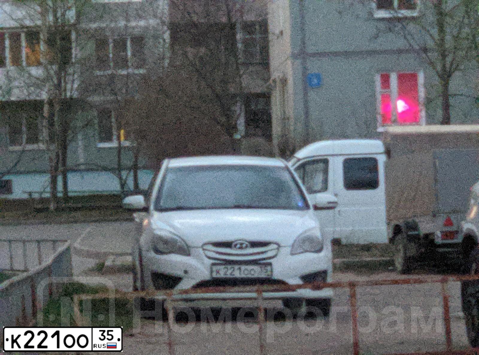 Фото автомобиля HYUNDAI VERNA, 2010 — госномер К221ОО35. Цвет: Белый