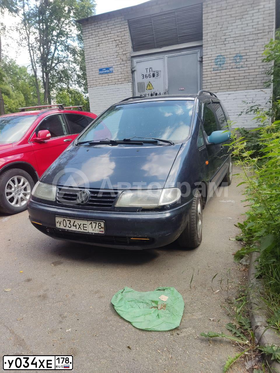 Фото автомобиля VOLKSWAGEN SHARAN, 1998 — госномер У034ХЕ178. Цвет: СИНИЙ