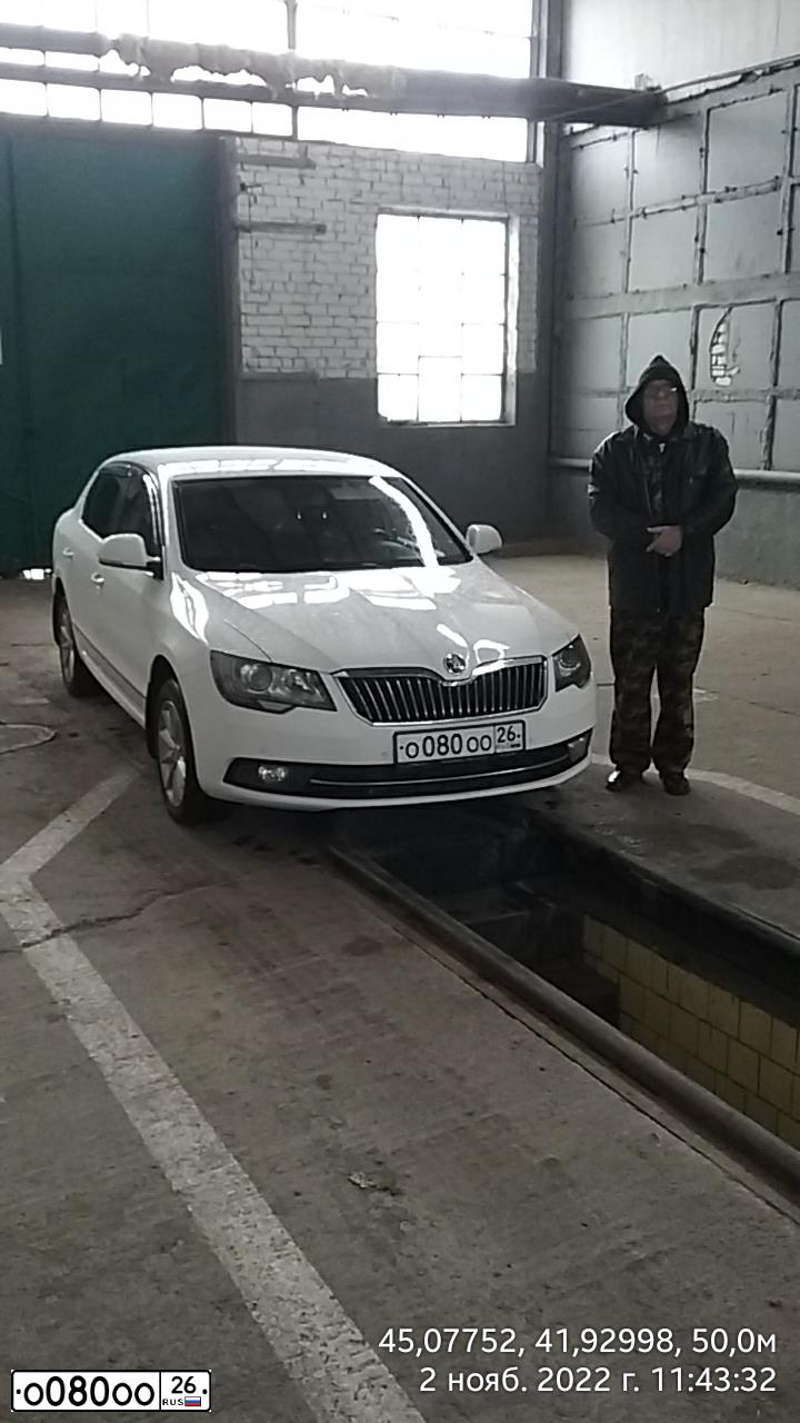 Фото автомобиля SKODA FABIA, 2013 — госномер О080ОО26. Цвет: Белый