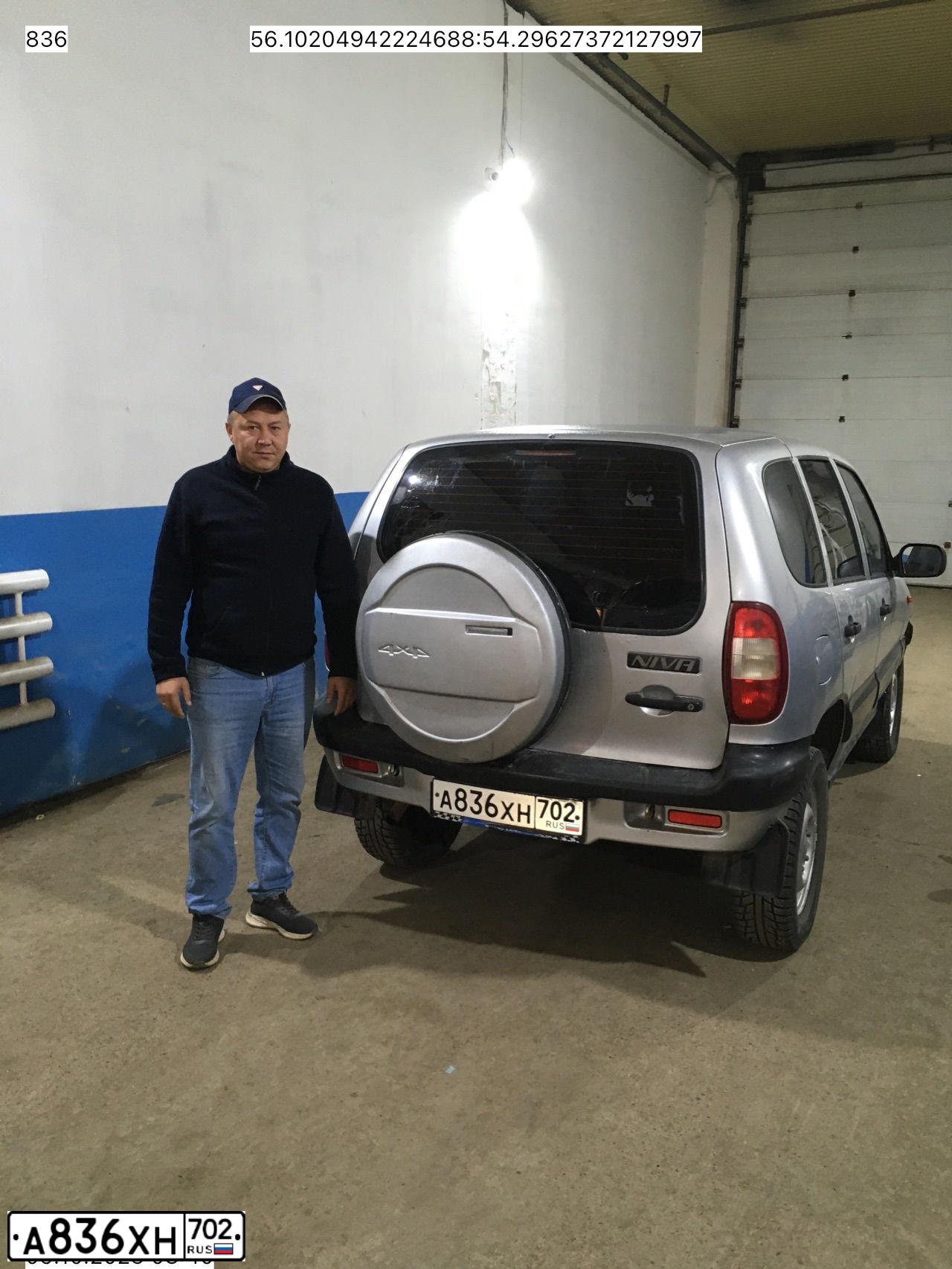 Фото автомобиля CHEVROLET NIVA, 2004 — госномер А836ХН702. Цвет: СВЕТЛО-СЕРЕБРИСТЫЙ МЕТАЛЛ