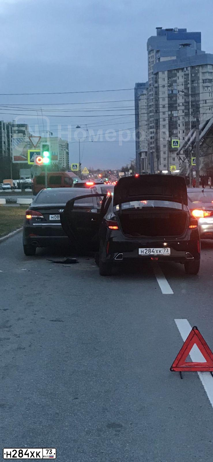 Фото автомобиля KIA RIO, 2021 — госномер К822СА147. Цвет: ЧЕРНЫЙ