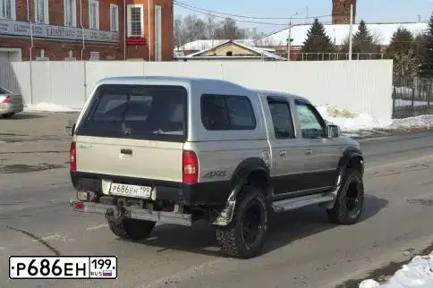Фото автомобиля MAZDA B-SERIE, 2005 — госномер Р686ЕН199. Цвет: Серый