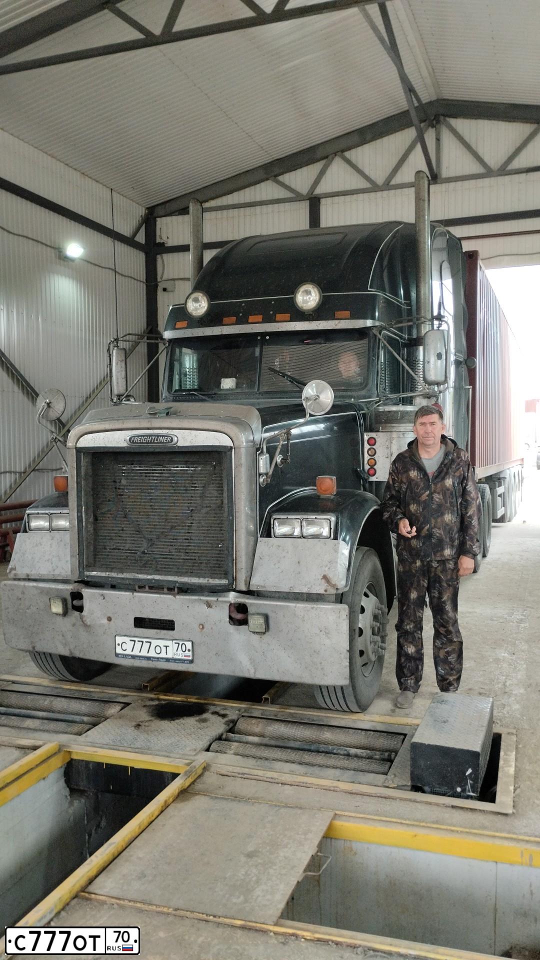 Фото автомобиля FREIGHTLINER SEVERE DUTY FLD, 2003 — госномер Т453АЕ70. Цвет: ЧЕРНЫЙ