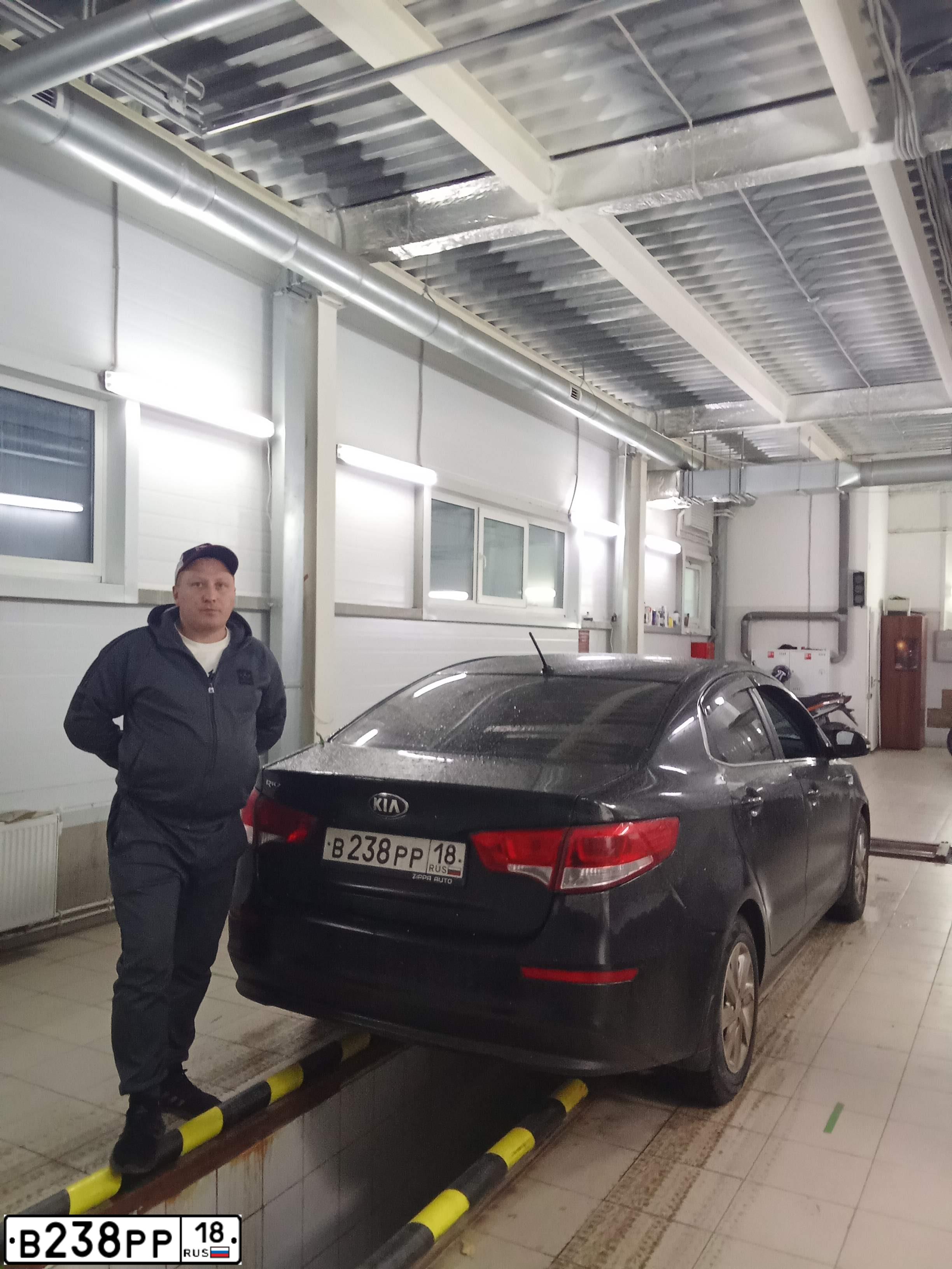 Фото автомобиля KIA RIO, 2015 — госномер В238РР18. Цвет: ЧЕРНЫЙ