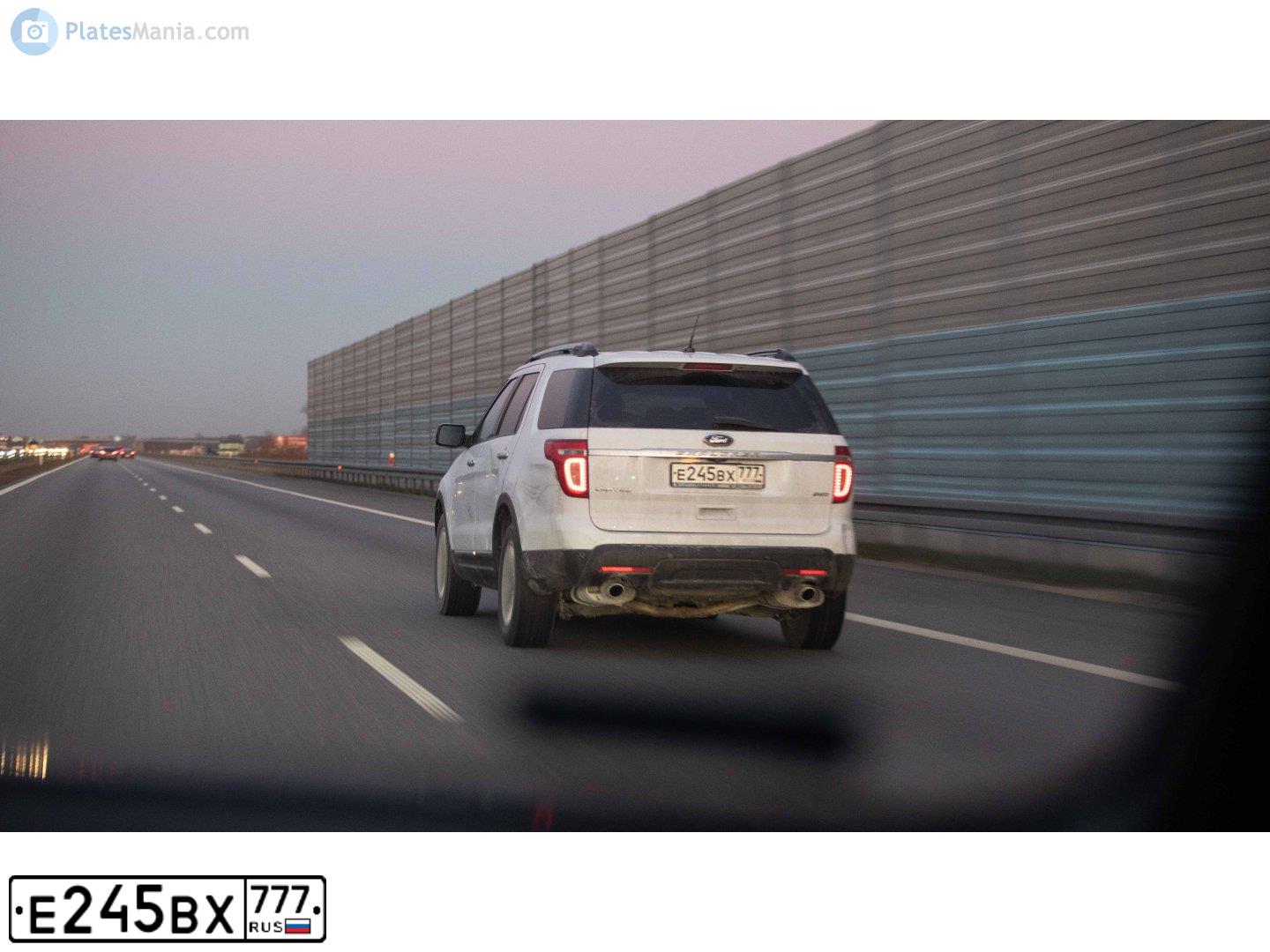 Фото автомобиля FORD EXPLORER, 2014 — госномер Е245ВХ777. Цвет: БЕЛЫЙ
