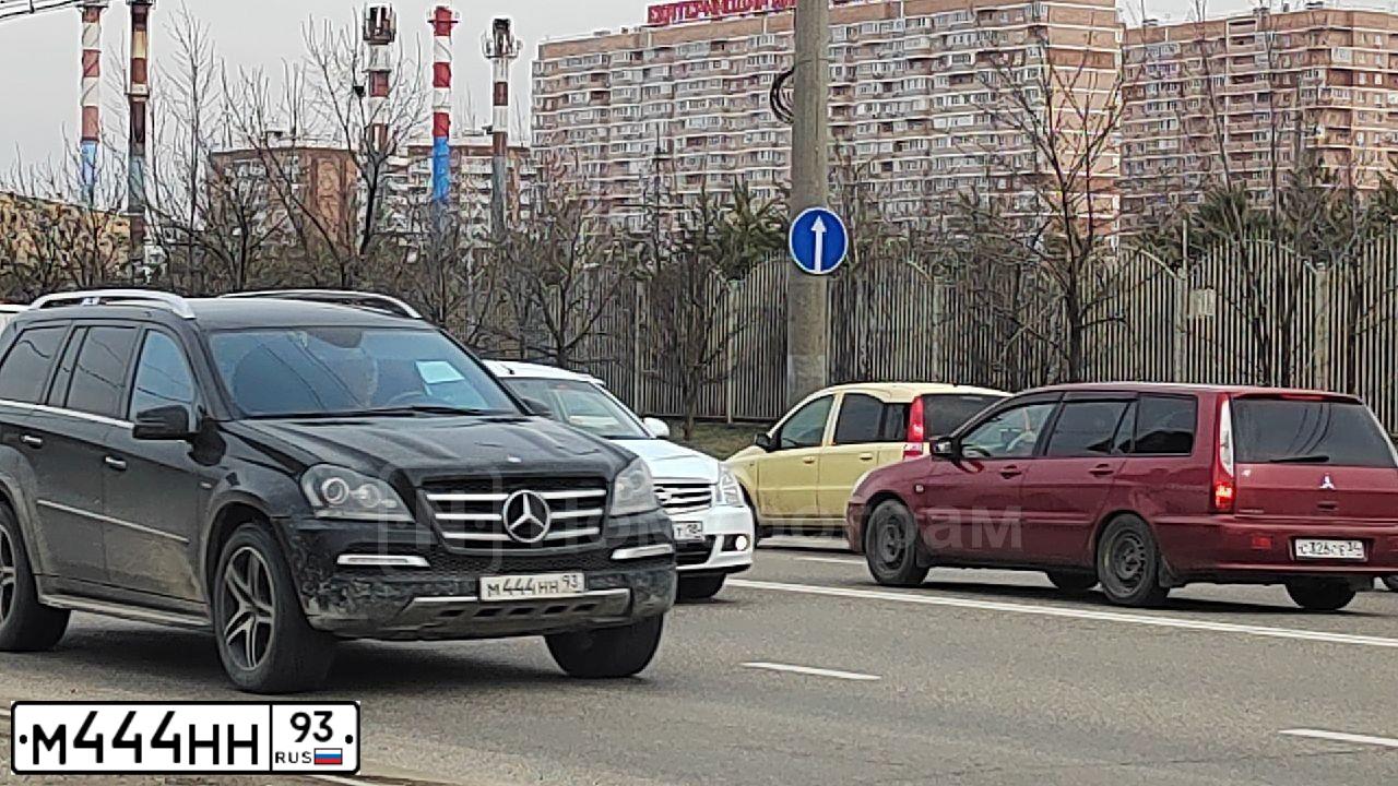 Фото автомобиля MERCEDES GL-KLASSE, 2012 — госномер М444НН93. Цвет: ЧЕРНЫЙ