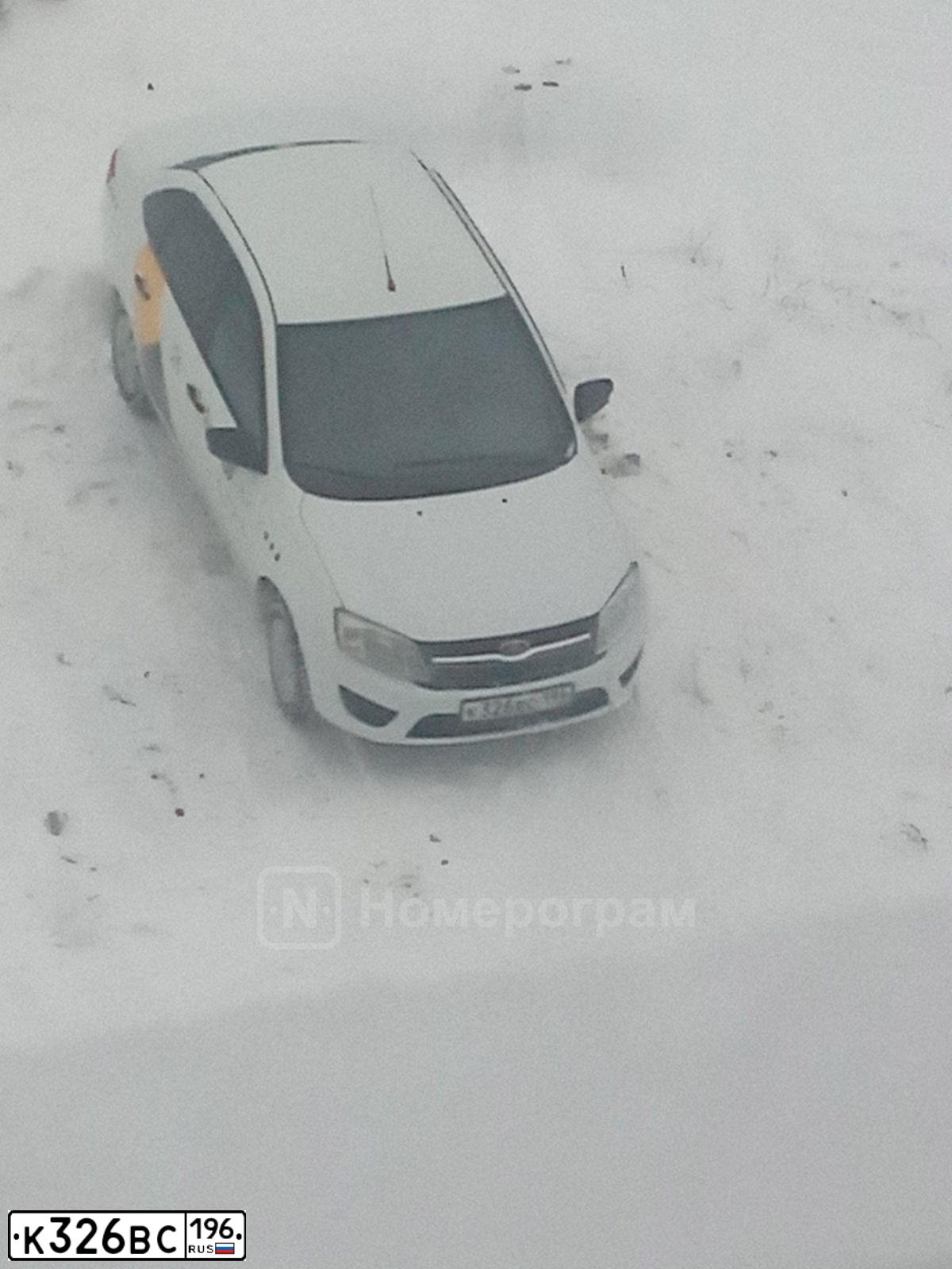 Фото автомобиля LADA 2190 GRANTA, 2018 — госномер К326ВС196. Цвет: БЕЛЫЙ