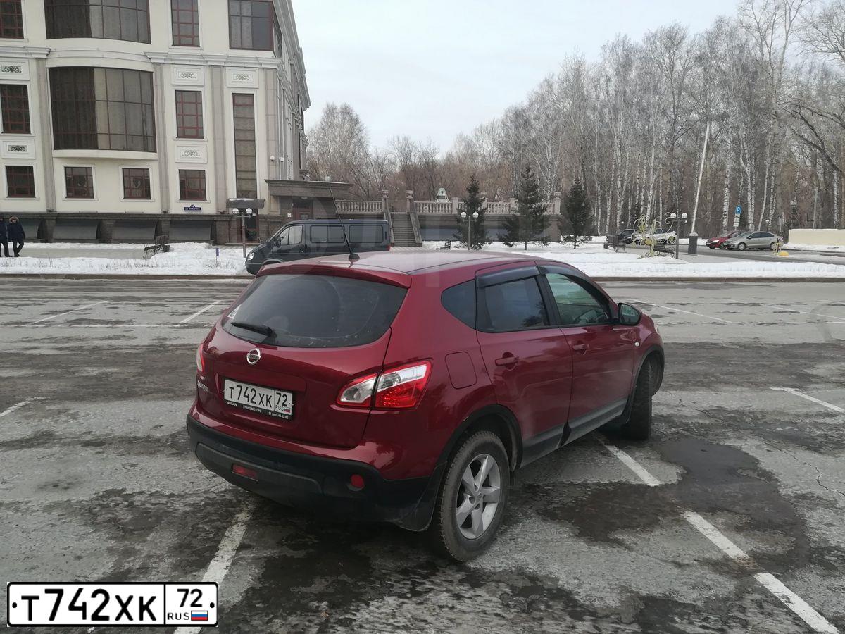 Фото автомобиля NISSAN QASHQAI, 2010 — госномер Е555ВМ72. Цвет: Красный