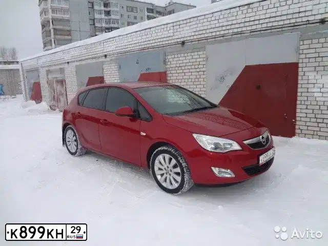 Фото автомобиля OPEL ASTRA, 2011 — госномер О921НТ29. Цвет: Красный