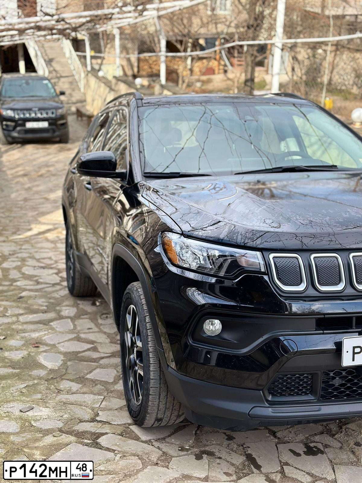 Фото автомобиля JEEP COMPASS, 2021 — госномер Р142МН48. Цвет: ЧЕРНЫЙ