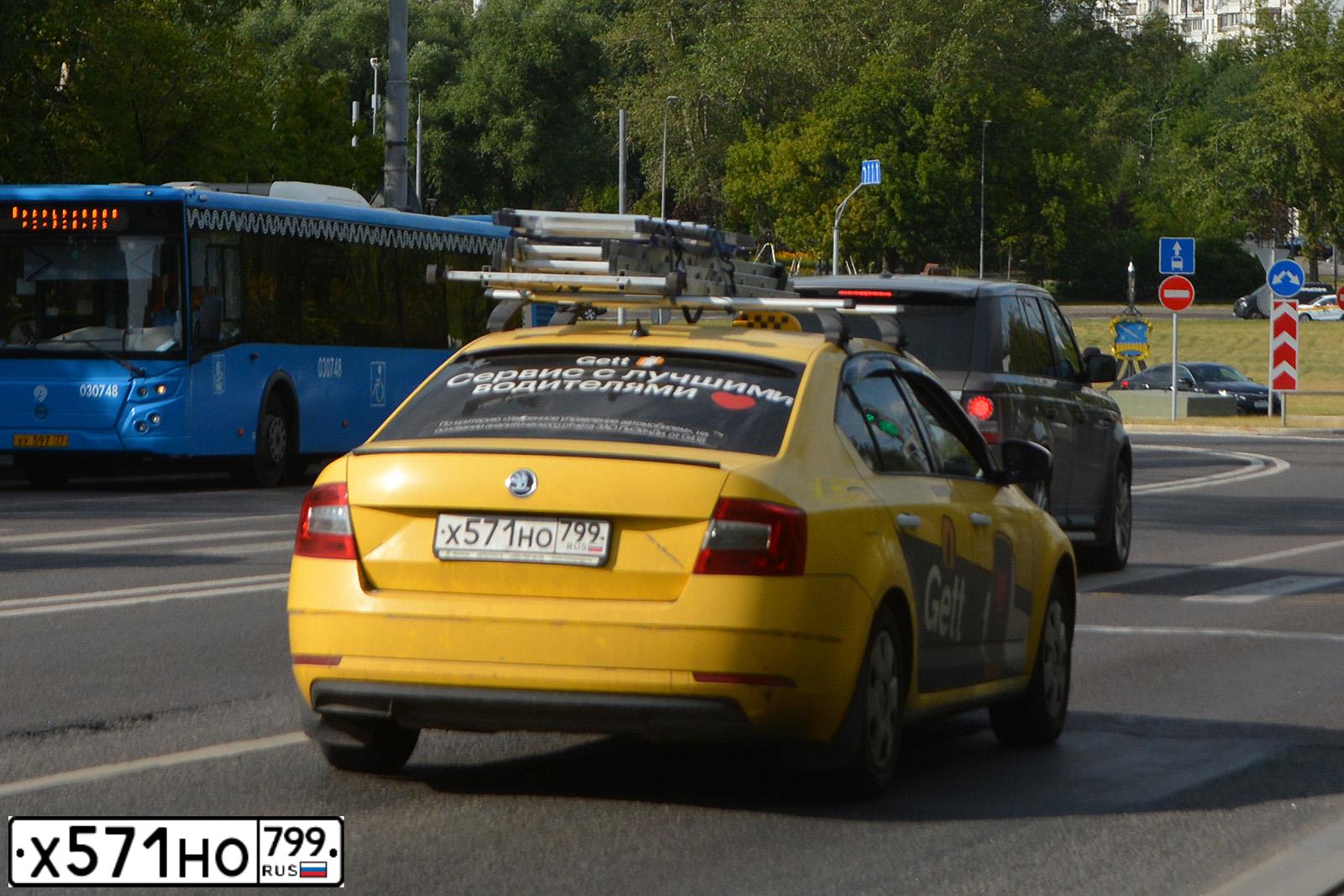 Фото автомобиля SKODA OCTAVIA, 2018 — госномер Х554ХМ790. Цвет: БЕЛЫЙ