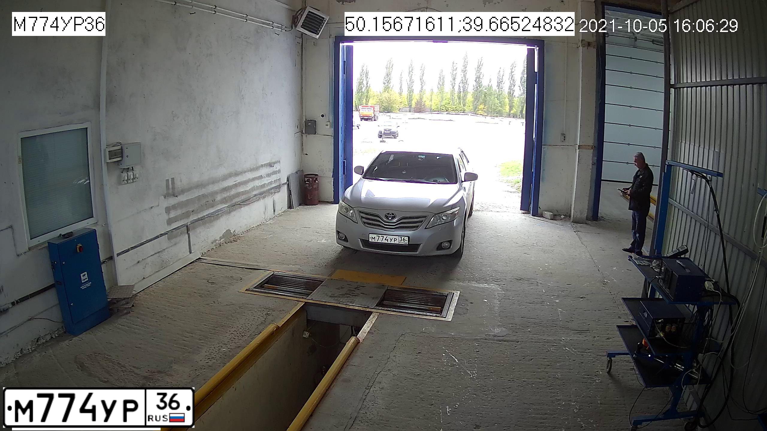 Фото автомобиля TOYOTA CAMRY, 2010 — госномер М774УР36. Цвет: СЕРЕБРИСТЫЙ МЕТАЛЛИК