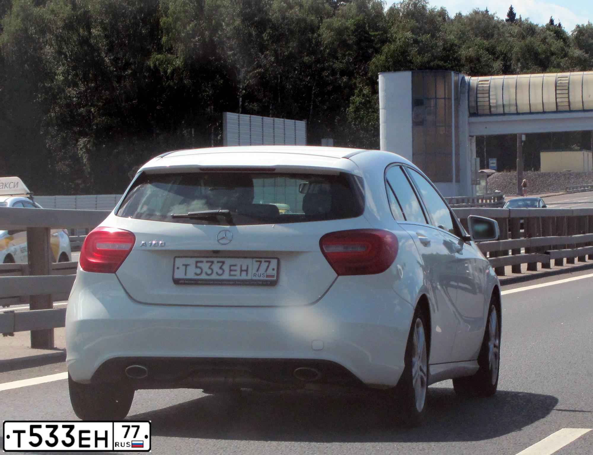 Фото автомобиля MERCEDES A-KLASSE, 2013 — госномер Т533ЕН77. Цвет: БЕЛЫЙ
