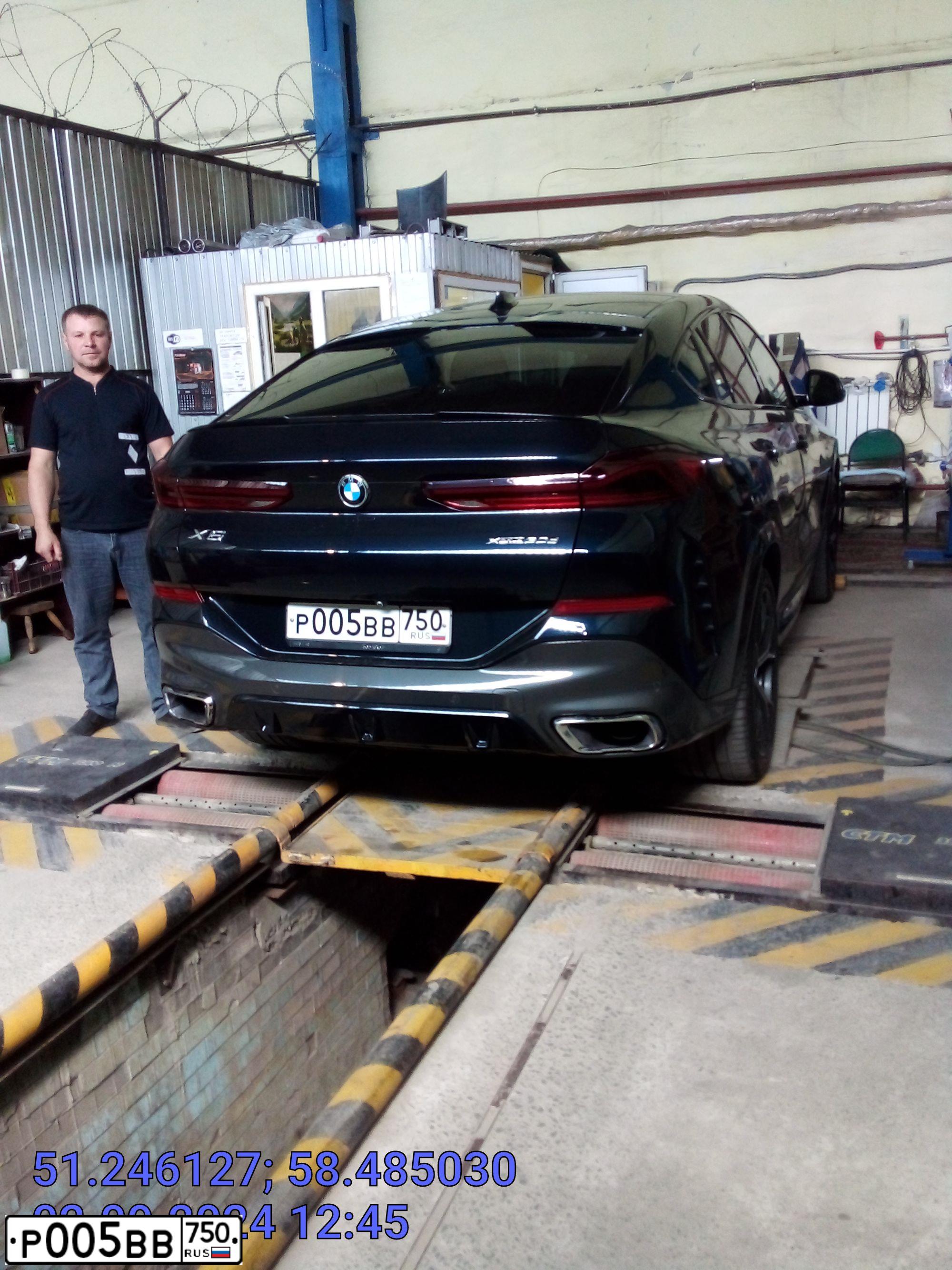 Фото автомобиля BMW X6, 2015 — госномер Р005ВВ750. Цвет: Белый