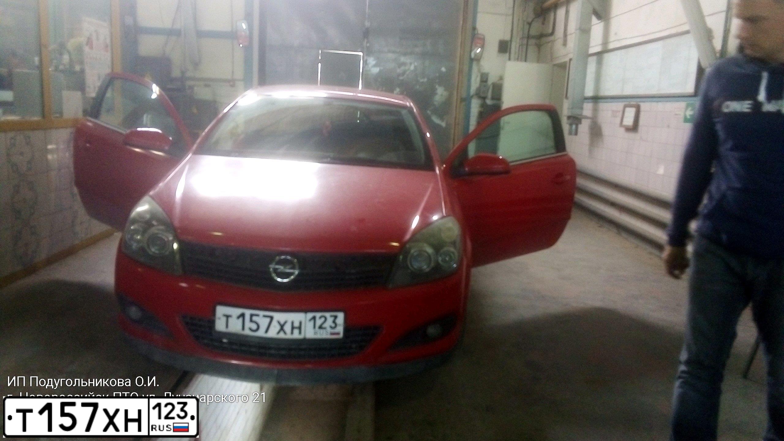 Фото автомобиля OPEL ASTRA, 2008 — госномер Х002МО199. Цвет: Красный