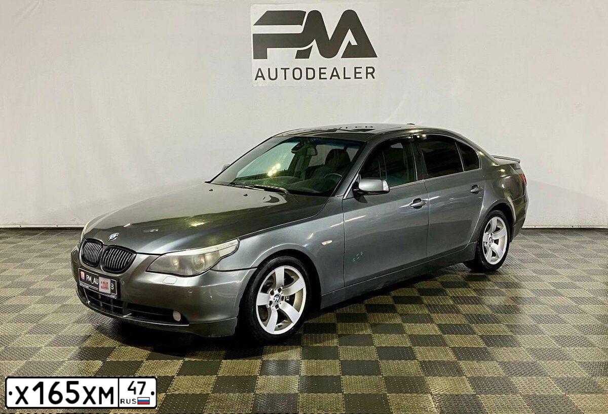 Фото автомобиля BMW SERIE 5, 2004 — госномер Н333РС47. Цвет: СЕРЫЙ
