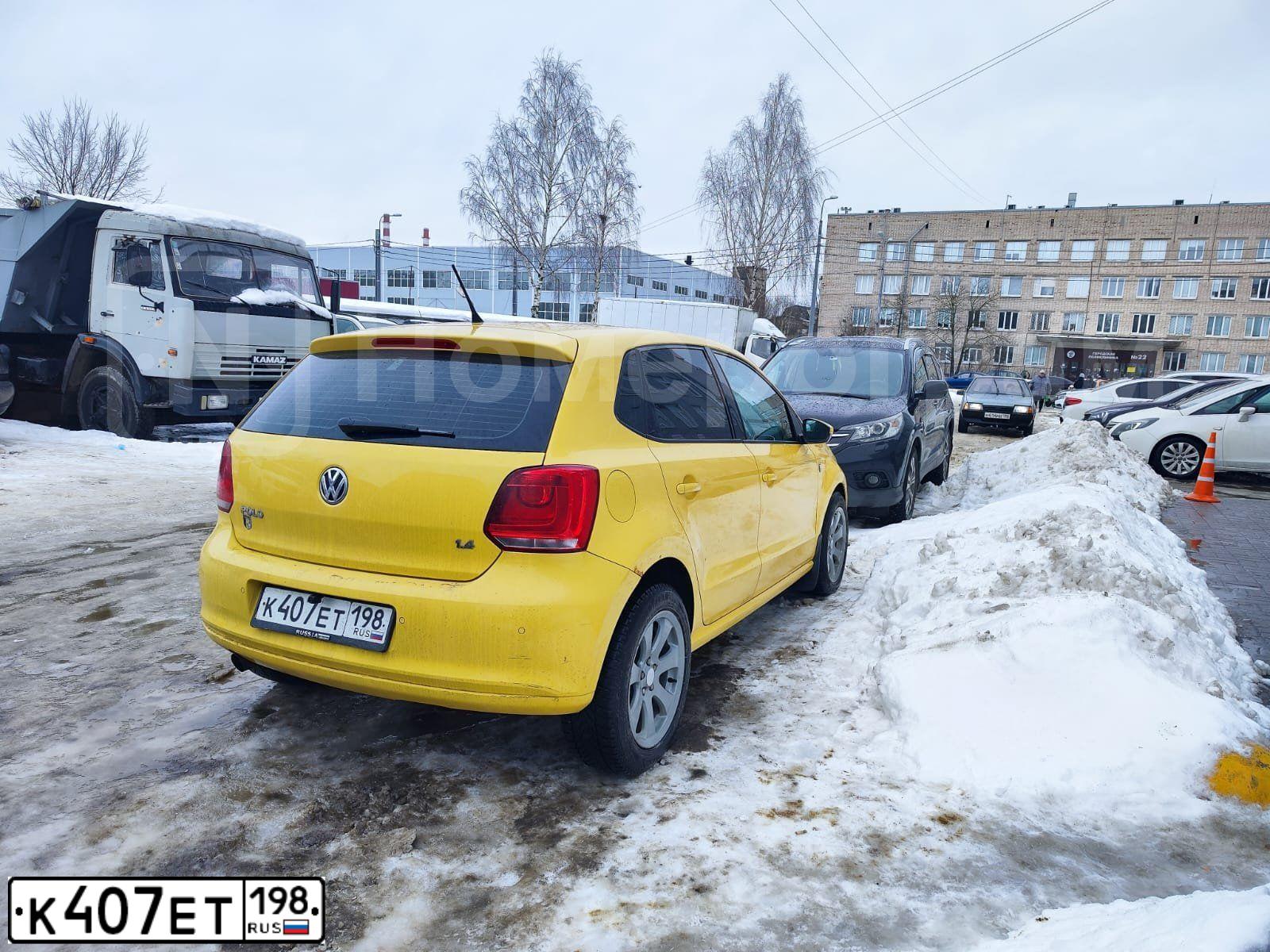 Фото автомобиля VOLKSWAGEN POLO, 2009 — госномер Т334СТ777. Цвет: ЖЕЛТО-ПЕСОЧНЫЙ