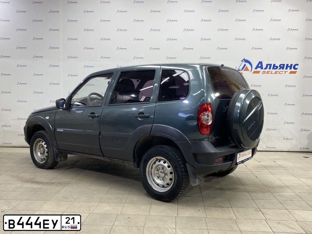Фото автомобиля CHEVROLET NIVA, 2011 — госномер А840УР252. Цвет: темный серо-зеленый металлик