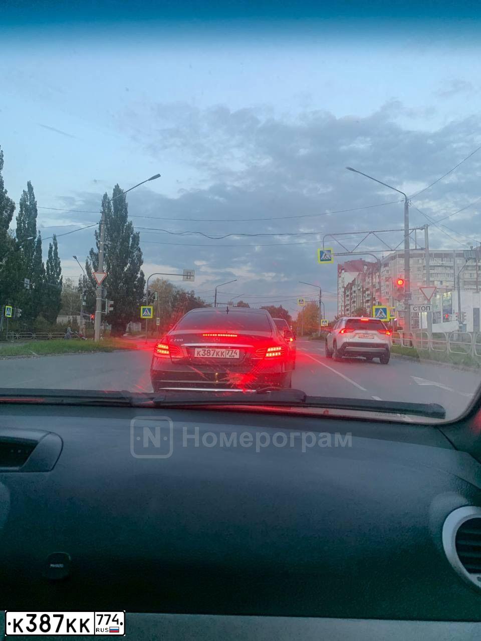 Фото автомобиля MERCEDES E-KLASSE, 2013 — госномер К387КК774. Цвет: ЧЕРНЫЙ