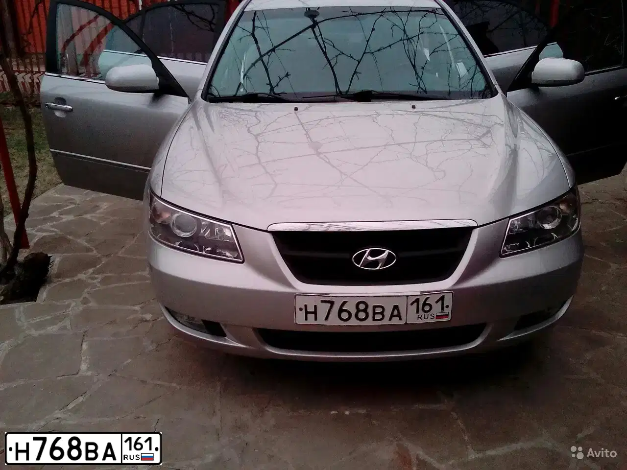 Фото автомобиля HYUNDAI SONATA, 2006 — госномер Н768ВА161. Цвет: серебристый