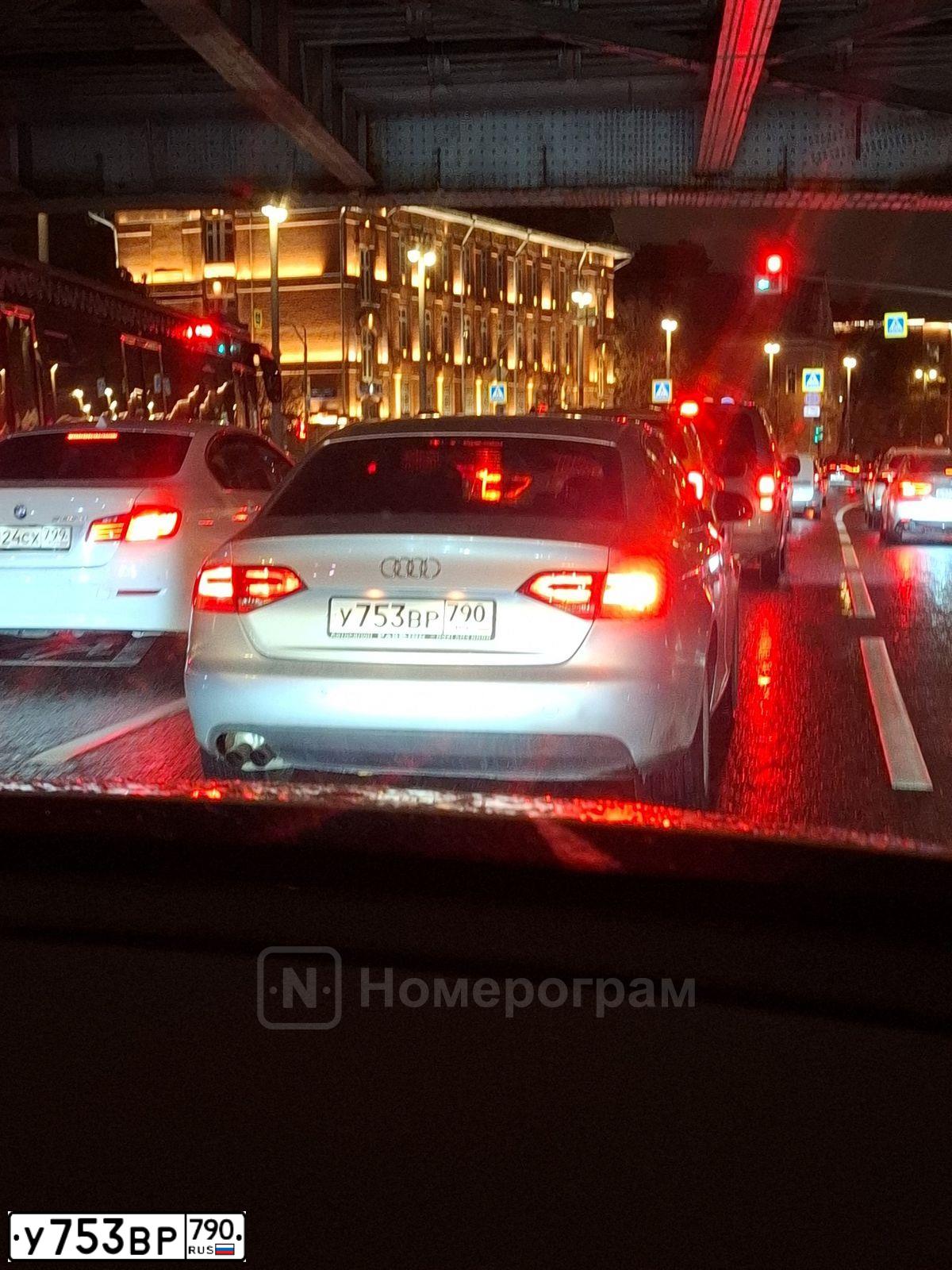 Фото автомобиля AUDI A4, 2008 — госномер Р465ВК82. Цвет: Серебристый