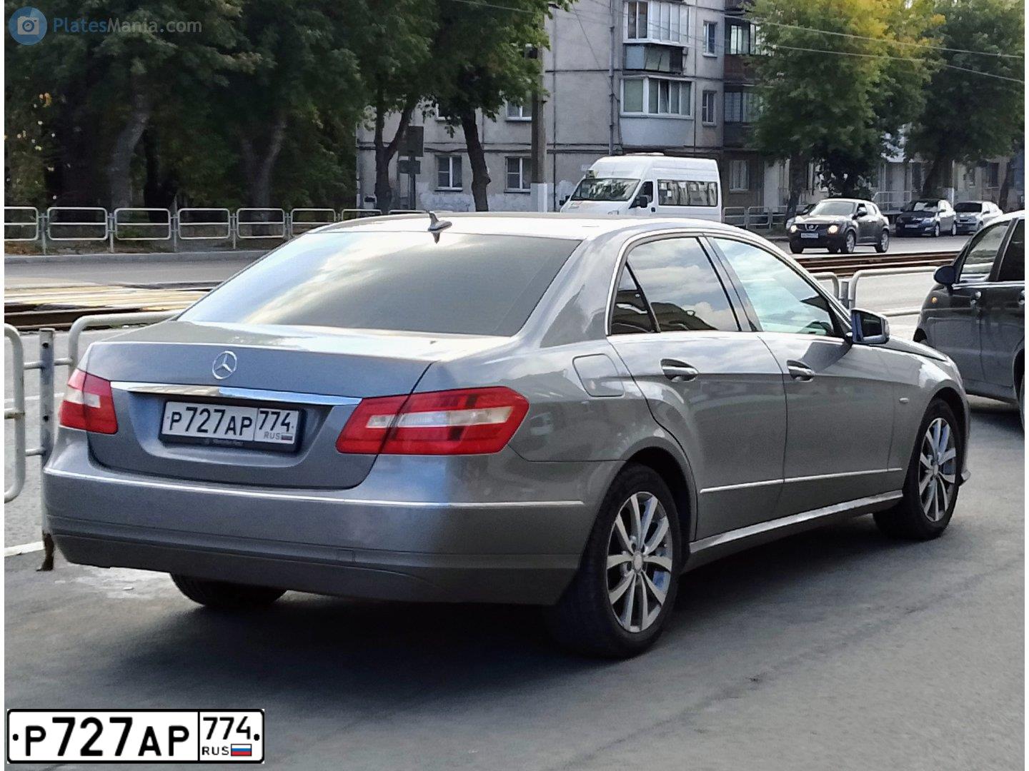Фото автомобиля MERCEDES E-KLASSE, 2009 — госномер Р727АР774. Цвет: СЕРЫЙ