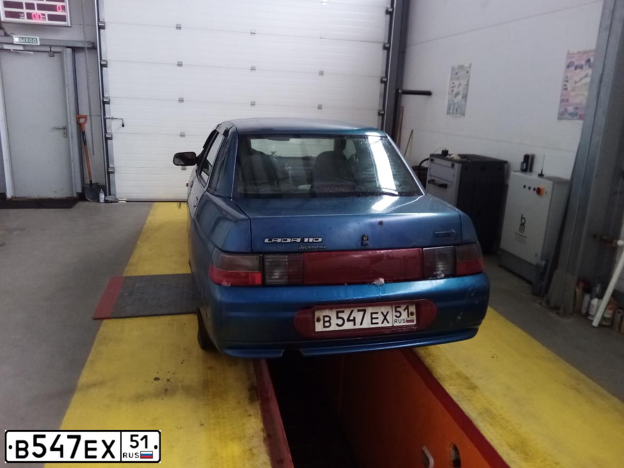 Фото автомобиля LADA 2110, 2004 — госномер В547ЕХ51. Цвет: Сине-зеленый