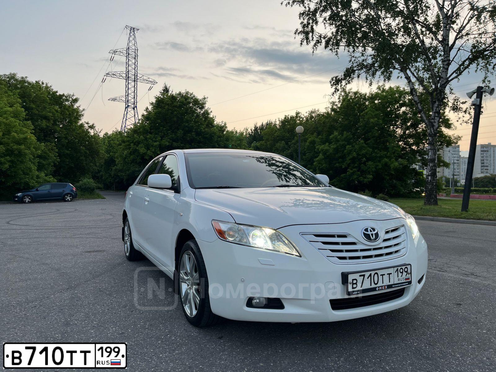 Фото автомобиля TOYOTA CAMRY, 2006 — госномер В710ТТ199. Цвет: Белый