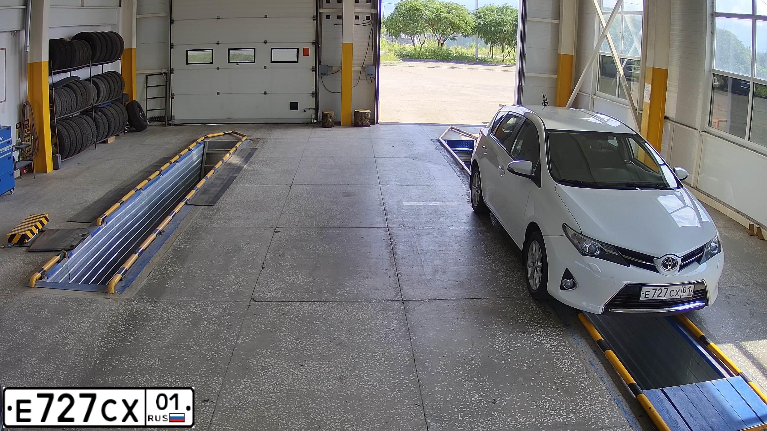 Фото автомобиля TOYOTA AURIS, 2013 — госномер Е727СХ01. Цвет: БЕЛЫЙ