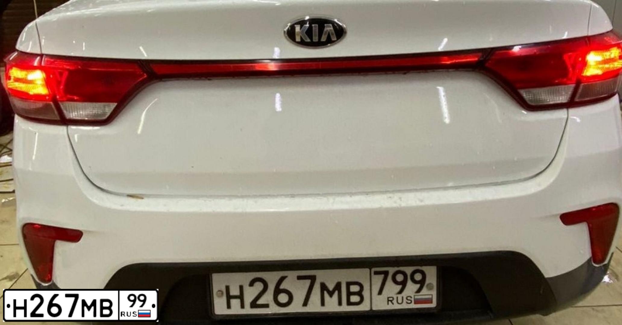 Фото автомобиля KIA RIO, 2018 — госномер Х018ЕМ62. Цвет: БЕЛЫЙ-ЖЕЛТЫЙ-СЕРЫЙ