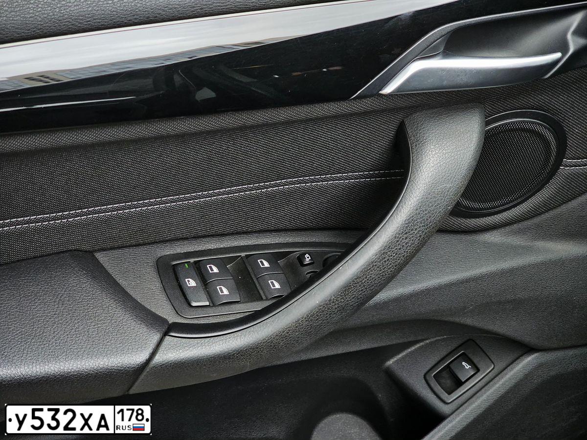 Фото автомобиля BMW X1, 2016 — госномер У532ХА178. Цвет: ЧЕРНЫЙ