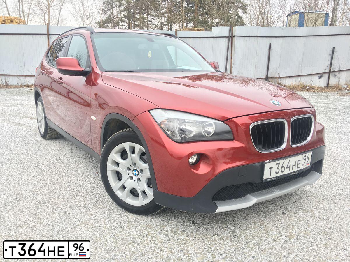 Фото автомобиля BMW X1, 2011 — госномер У661ЕЕ196. Цвет: ТЕМНО-КРАСНЫЙ
