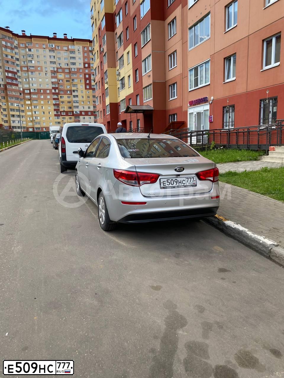 Фото автомобиля KIA RIO, 2015 — госномер Е509НС777. Цвет: СЕРЫЙ