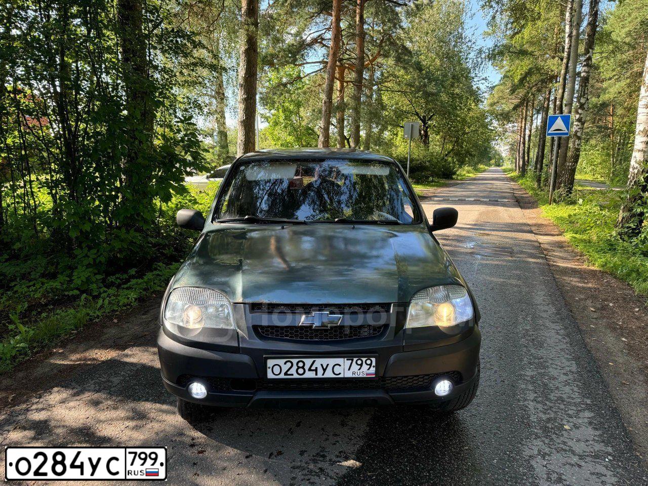 Фото автомобиля CHEVROLET NIVA, 2014 — госномер М219НН29. Цвет: темный серо-зеленый металлик
