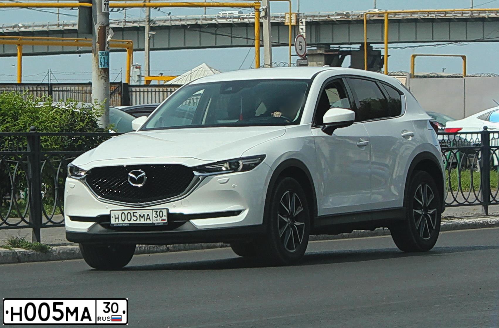 Фото автомобиля MAZDA CX-5, 2013 — госномер Н005МА30. Цвет: Белый