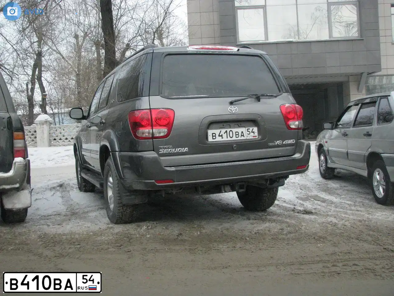 Фото автомобиля TOYOTA SEQUOIA, 2005 — госномер В410ВА54. Цвет: БЕЛЫЙ СЕРЫЙ