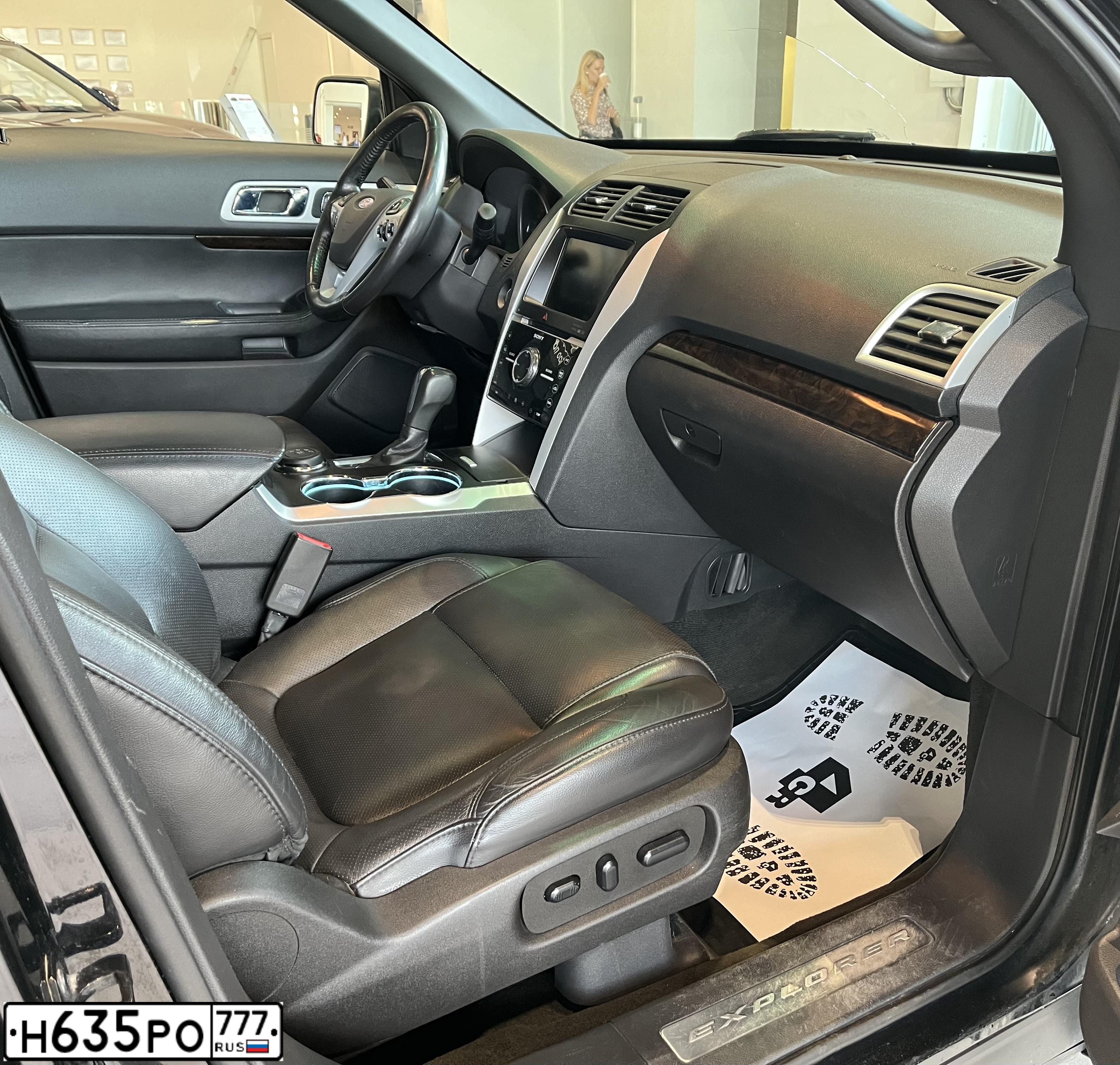 Фото автомобиля FORD EXPLORER, 2015 — госномер У044МТ31. Цвет: ЧЕРНЫЙ
