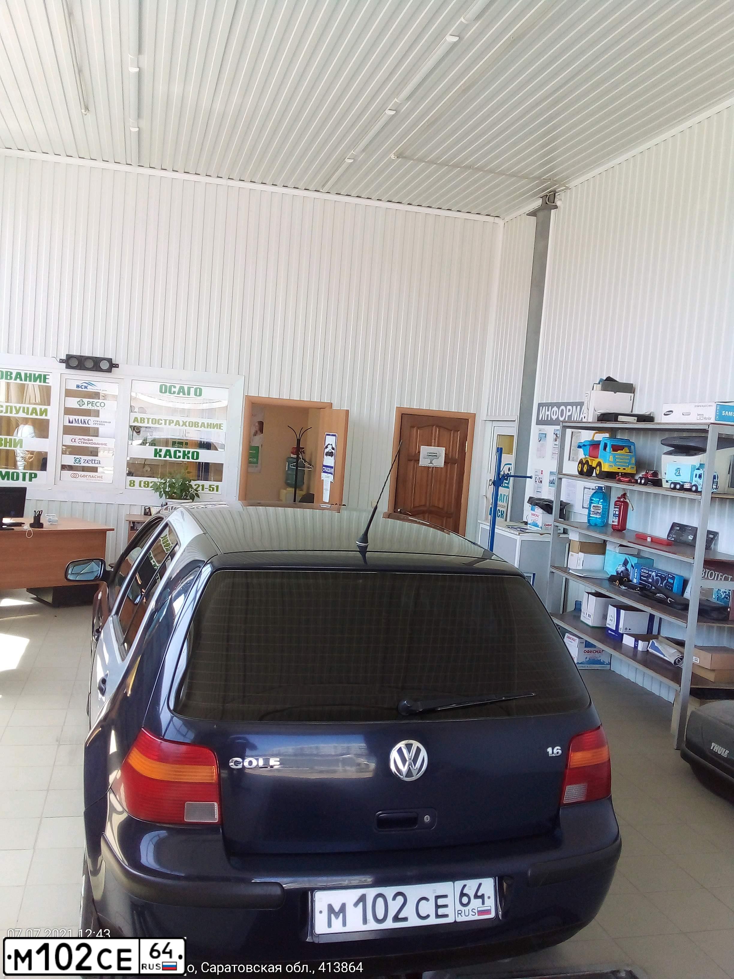 Фото автомобиля VOLKSWAGEN GOLF, 2002 — госномер М102СЕ64. Цвет: синий