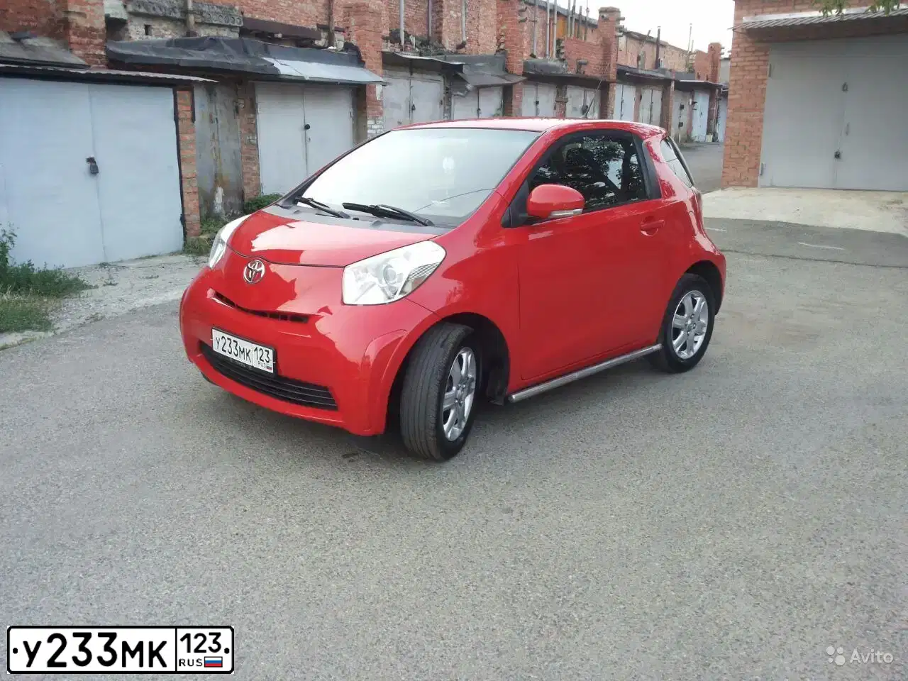 Фото автомобиля TOYOTA IQ, 2009 — госномер У233МК123. Цвет: Красный