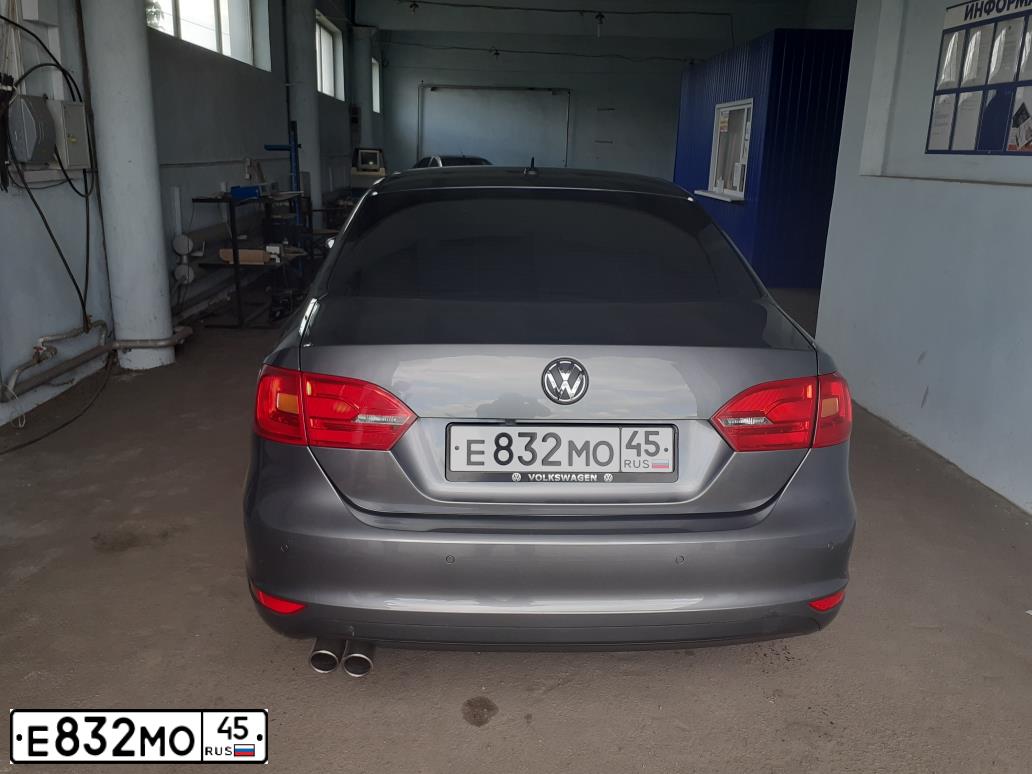 Фото автомобиля VOLKSWAGEN JETTA, 2012 — госномер Е832МО45. Цвет: ТЕМНО-СЕРЫЙ
