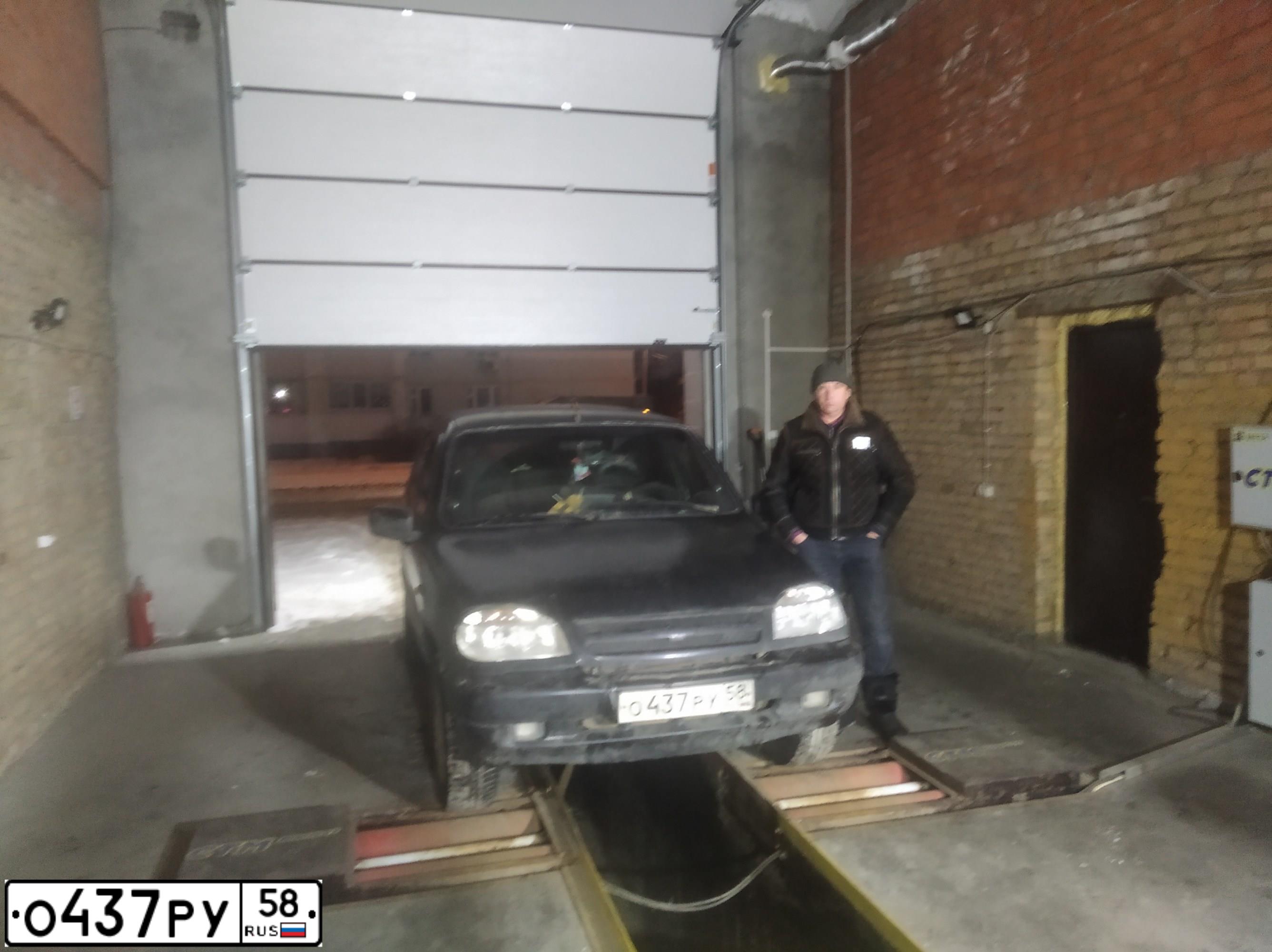 Фото автомобиля CHEVROLET NIVA, 2007 — госномер Е915ХВ163. Цвет: ЧЕРНО-СИНИЙ МЕТАЛЛИК