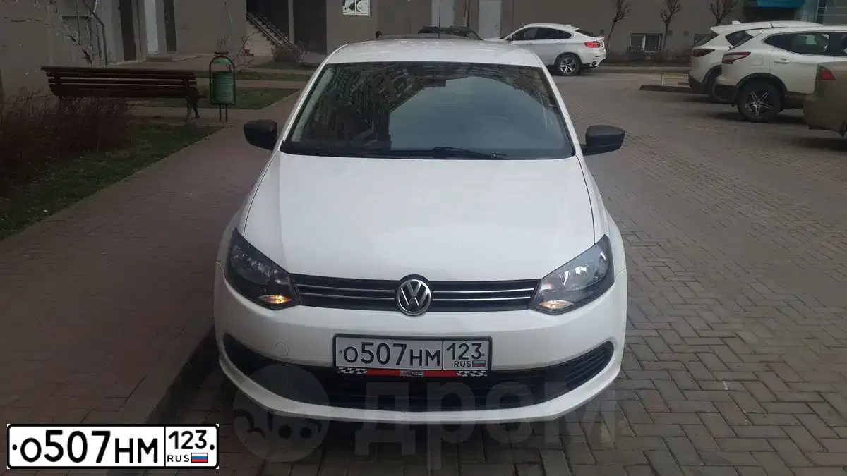 Фото автомобиля VOLKSWAGEN POLO, 2011 — госномер М649АН82. Цвет: Белый