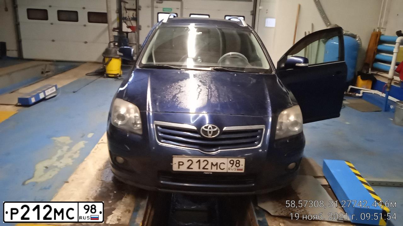 Фото автомобиля TOYOTA AVENSIS, 2008 — госномер Х151НО69. Цвет: Темно-синий
